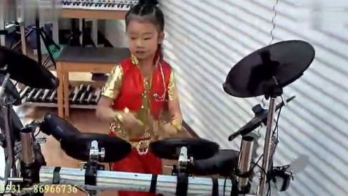 6岁小女孩敲12面电子鼓数码架子鼓演绎最炫民族风  太牛了