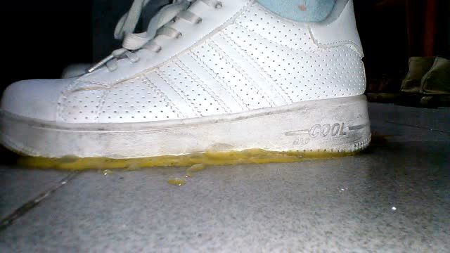 美女运动鞋踩踏