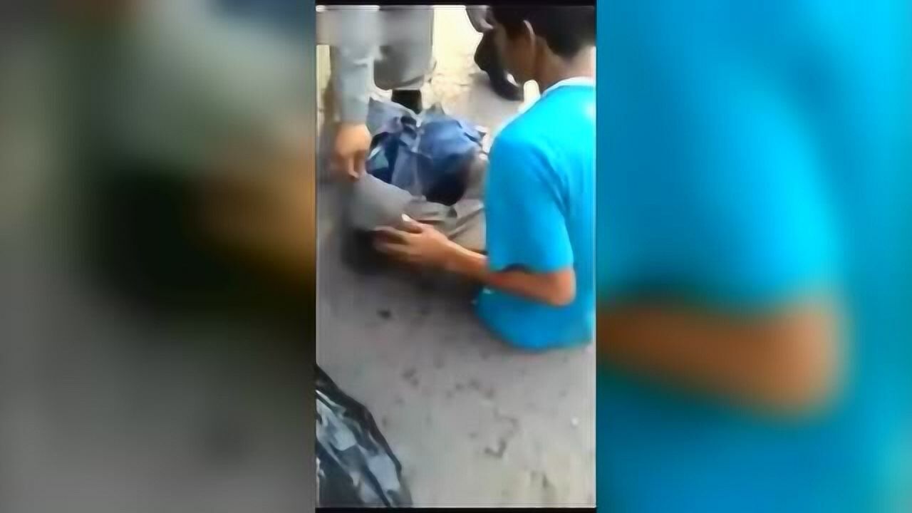 遭当众脱下裤子，太丢人了！_高清