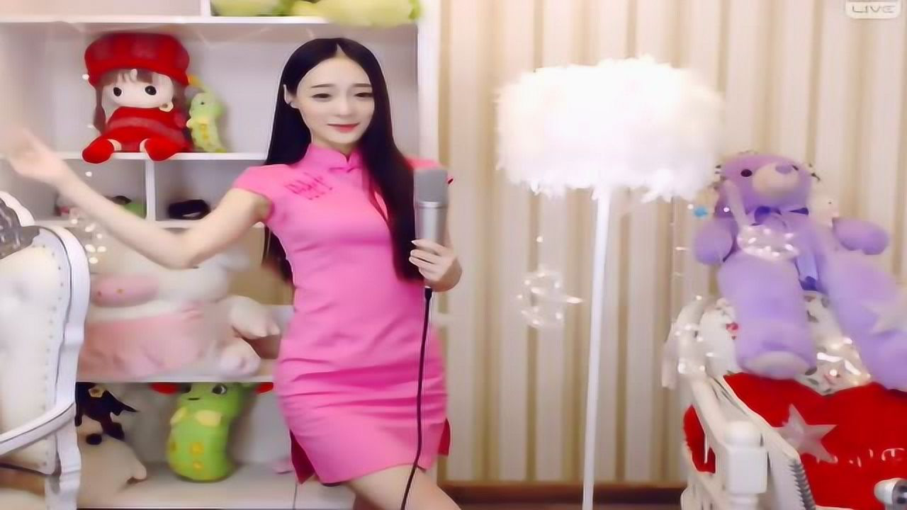 甜到心里头了!气质美女带电翻唱《我的唇吻不到我爱的人》