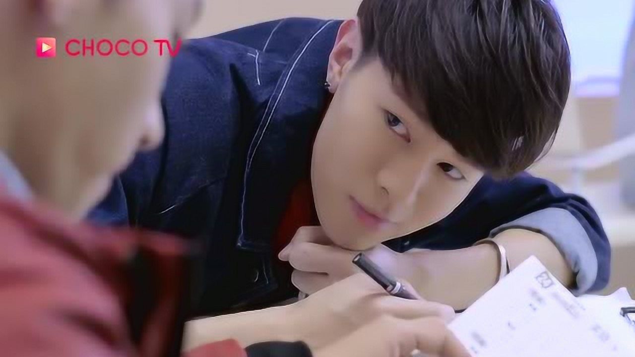 离我远一点耿直哥哥教弟弟学习看弟弟的小眼神