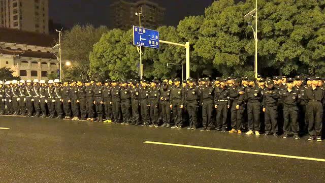 800保安员全体列队
