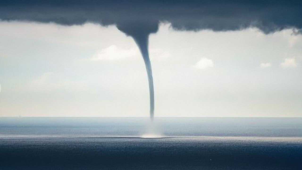 美妙绝伦青海湖出现龙吸水景象尤为壮观