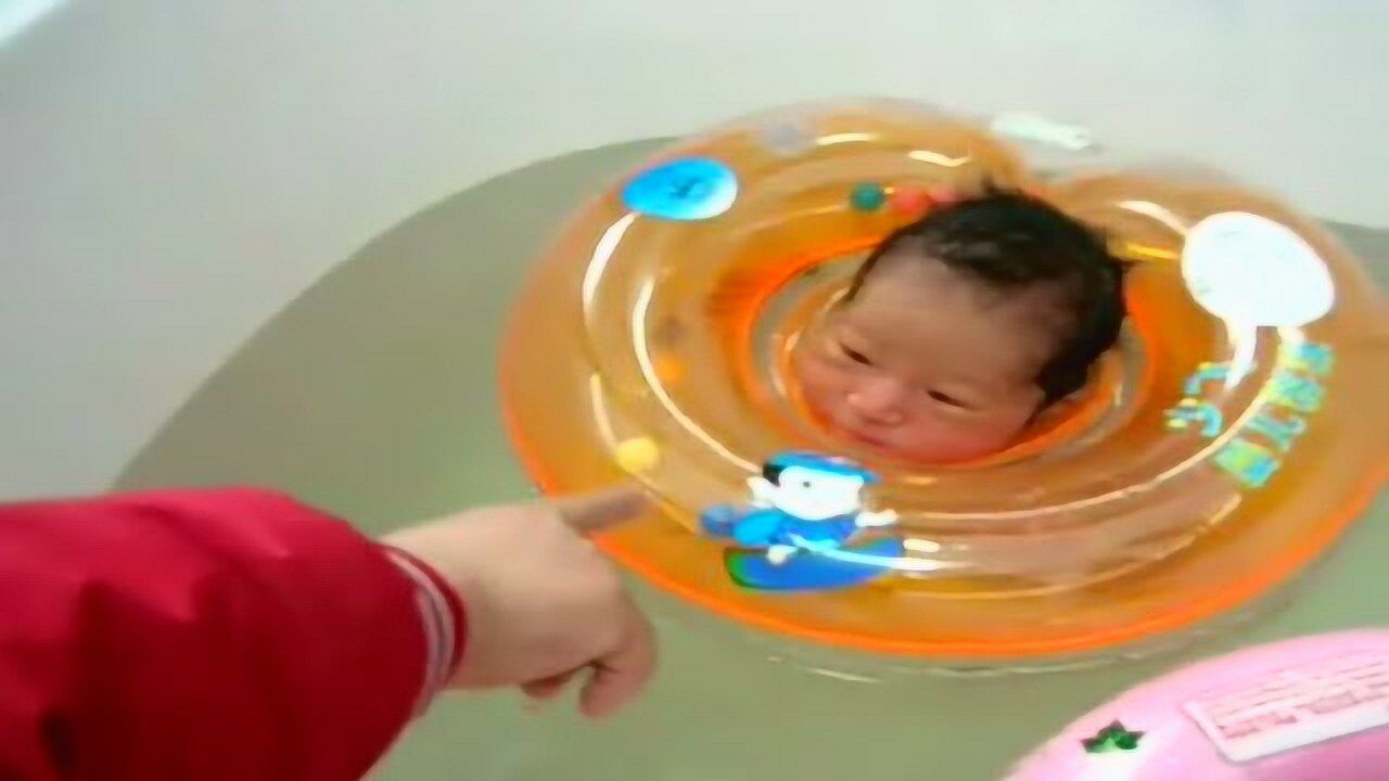 新生婴儿游泳学习现场实操_高清