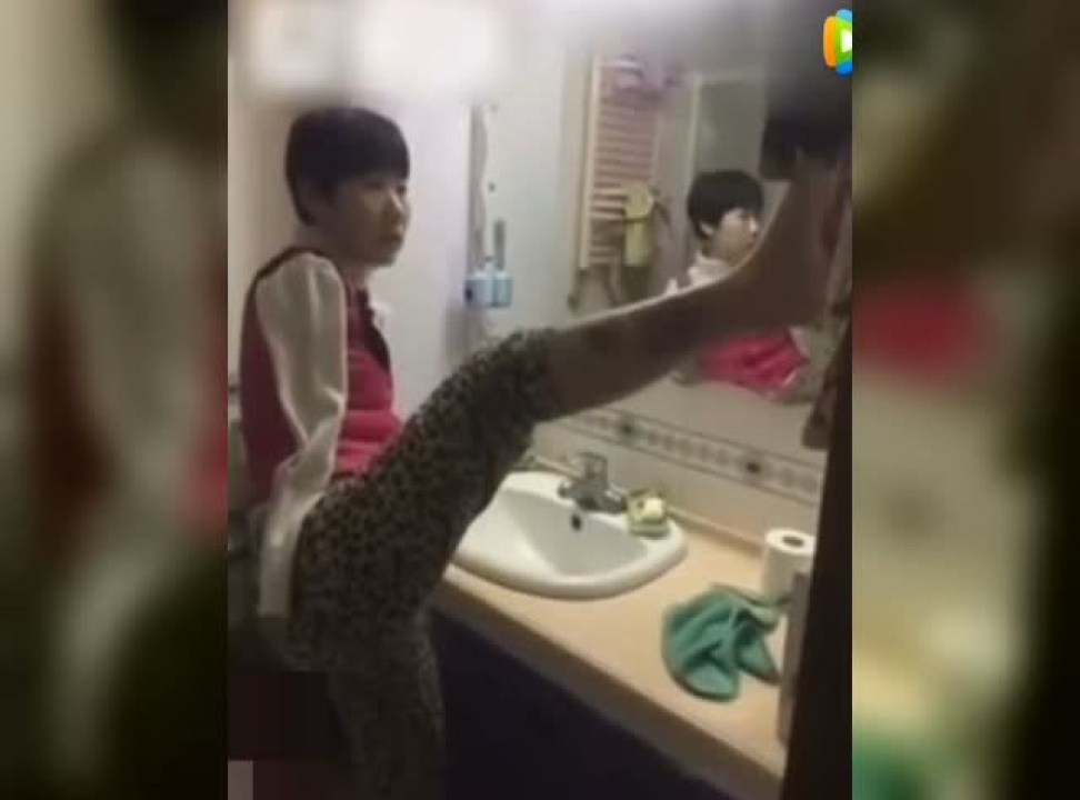 实拍美女卫生间一幕！惊呆！_腾讯视频