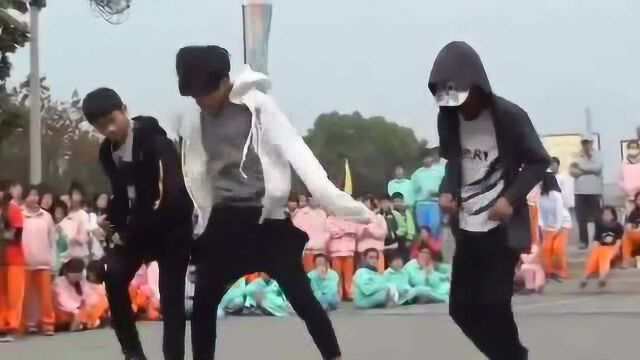 会街舞的男生太帅气,三个男生动作一出,全场沸腾了