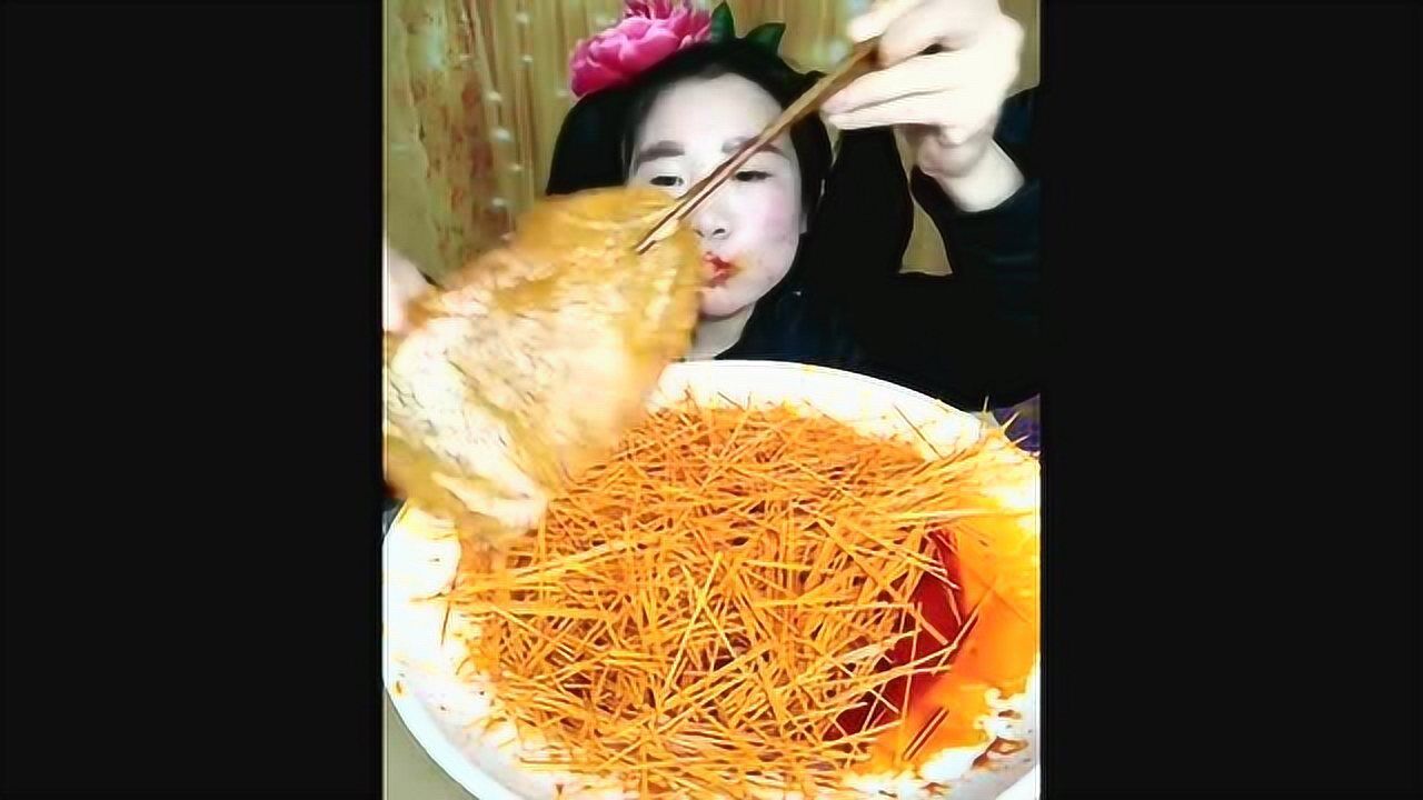 全网第一个挑战吃牙签的疯狂吃货也不怕扎破喉咙无语了