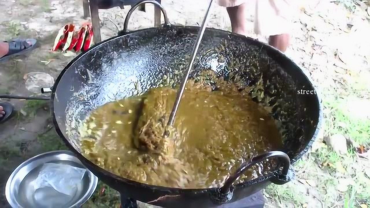 印度人家办喜宴中的重头菜红焖羊肉,料加的够多