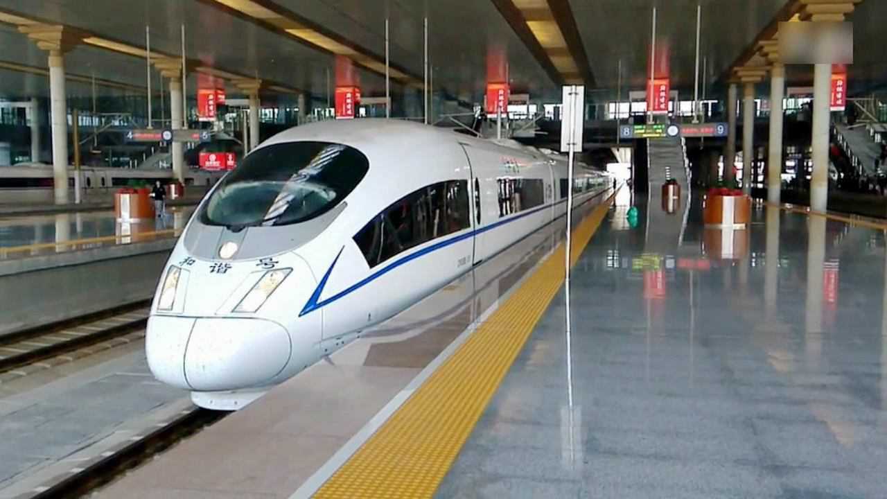京沪高铁南京南站上海虹桥至青岛g222次动车发车出站