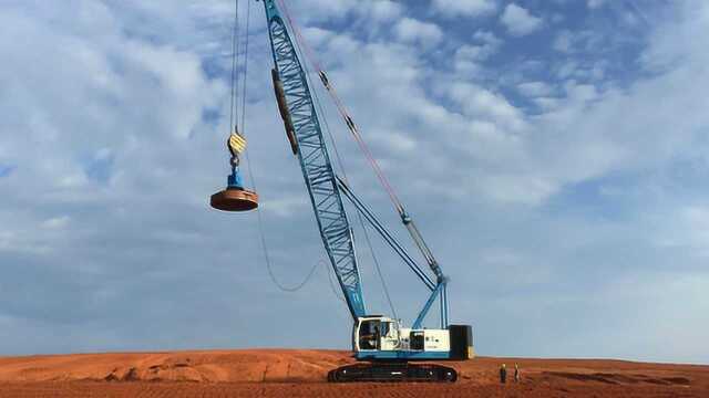 实拍强夯机施工20吨吊锤从几十米高空哐哐猛砸