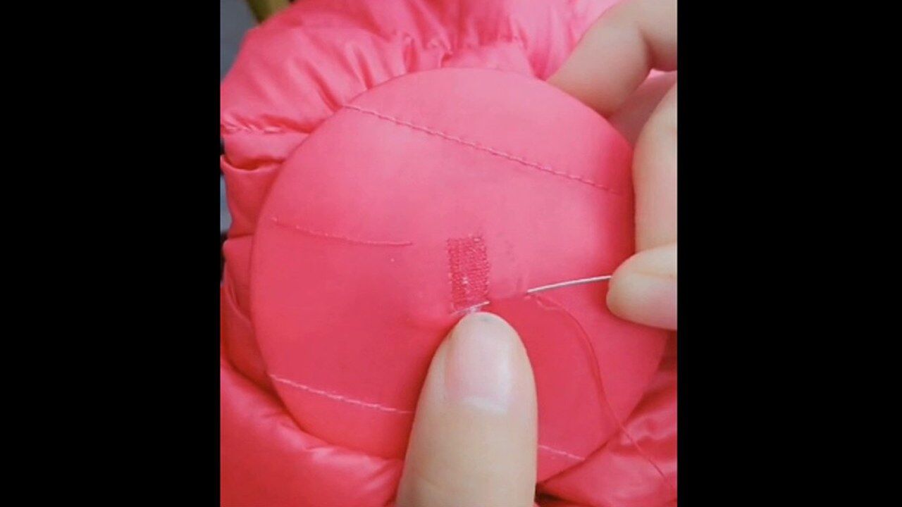 修复羽绒服破洞的简单修补方法学会这样的针法什么洞也不怕