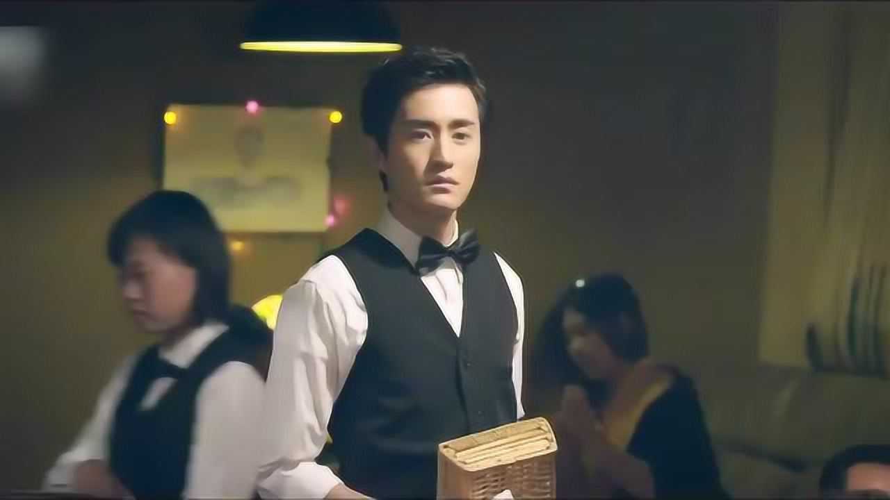 匆匆那年陈寻和沈晓棠到酒吧打工陈寻看沈晓棠唱歌看着魔了