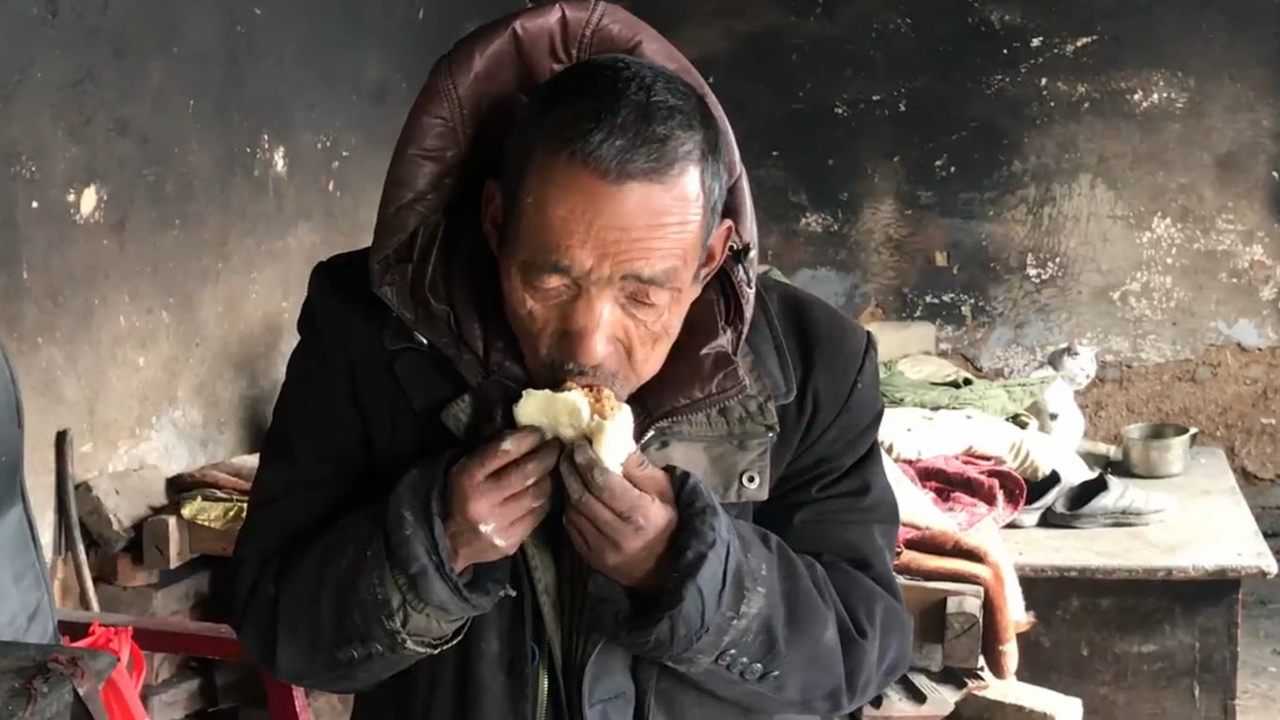 农村空巢老人独守空院盼亲人春节过年记得回家看爹娘