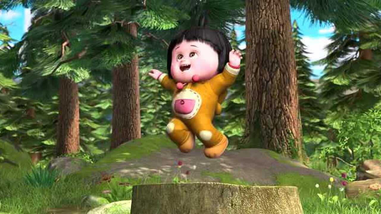 光头强悉心照料小嘟嘟,熊大熊二忙的不亦乐乎,小嘟嘟开心极了