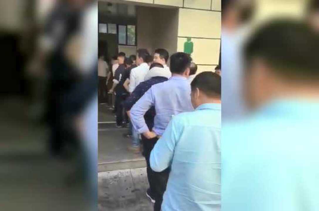 十一高速拥堵尴尬事服务区男厕遭女士占领！_高清