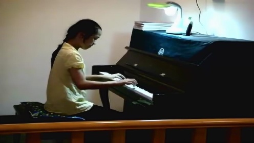 小女孩钢琴弹奏《唱支山歌给党听》