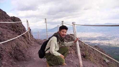 中国小伙不辞辛苦，攀爬山路探秘维苏威火山，深不见底，滚滚白烟