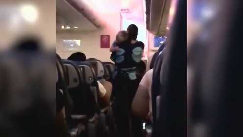 空姐暖心帮乘客带孩子 抱着孩子轻轻摇晃帮其入睡