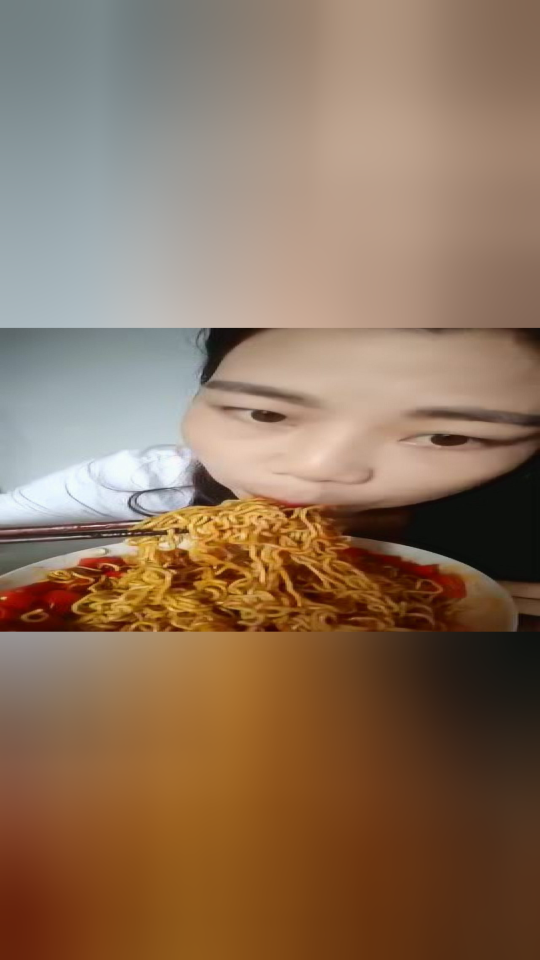 美女是这么吃方便面的,居然还有这样的操作,好魔性啊