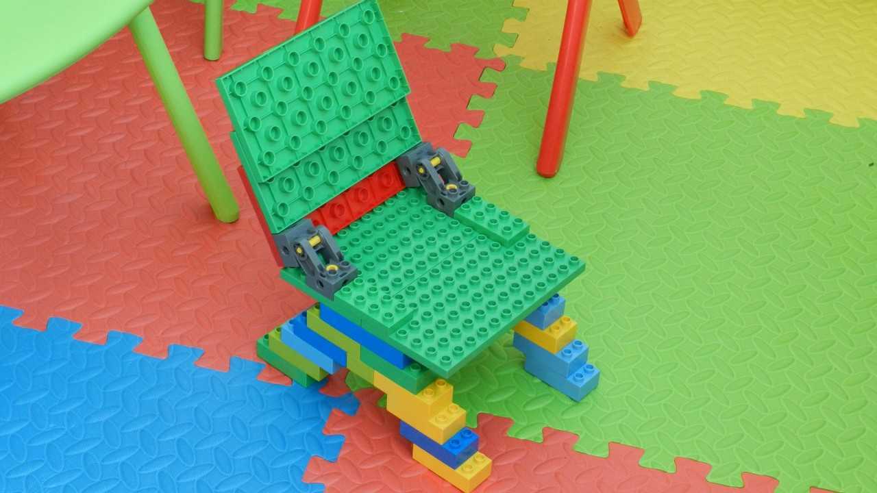 教你用乐高大颗粒积木做的一个椅子靠背可以动适合学前小朋友