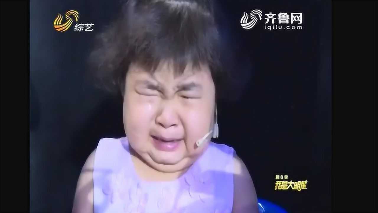 主持人李鑫抱着李欣蕊不放气得李欣蕊嚎啕大哭