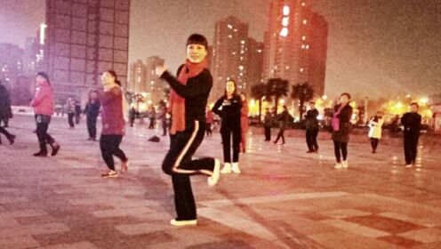 电子城广场红珊瑚舞团来跳舞 天热穿短袖
