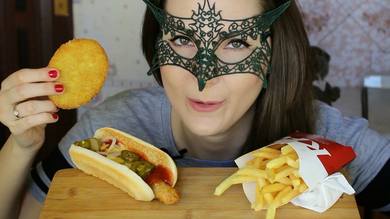 蒙面女吃货吃热狗薯条和土豆饼听听咀嚼声我都看饿了