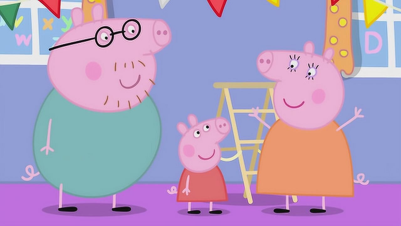 小猪佩奇帮助小羊苏西一起布置圣诞节场景