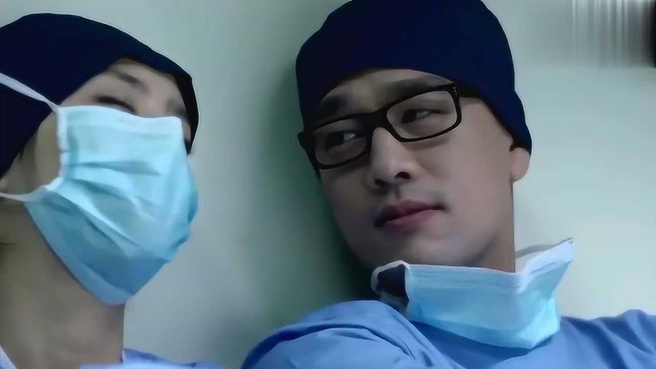 这两个医生太尽责了工作量太大刚做完手术出来在门外就睡着了