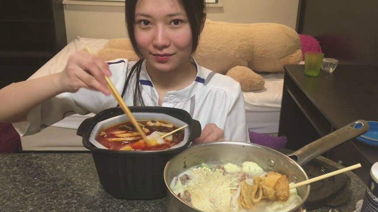 中国吃播:美女吃原速吃自煮火锅和一锅蔬菜,妹子真是个重口吃货