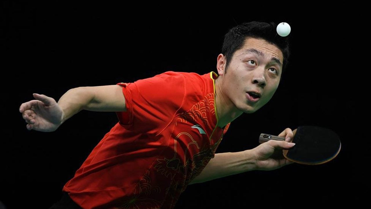 直板乒乓球选手学学许昕正手台内的接发球