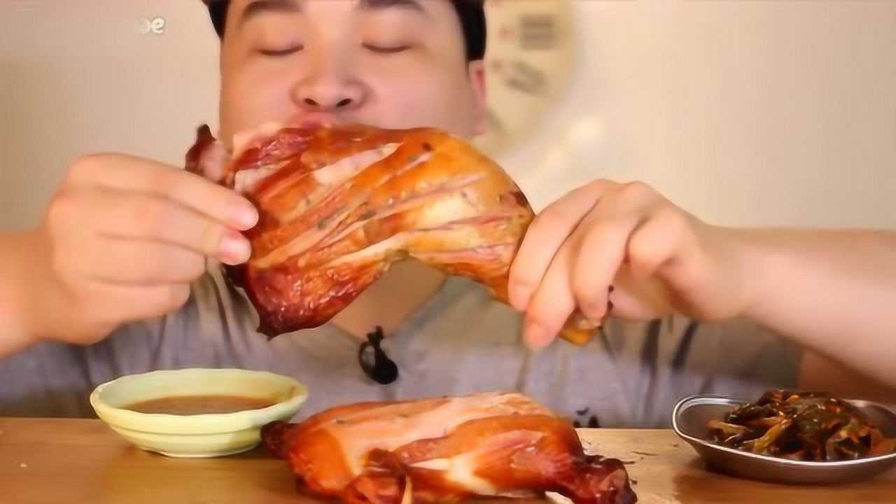 大胃王donkey啃超大熏鸡腿大口啃的满嘴油带劲