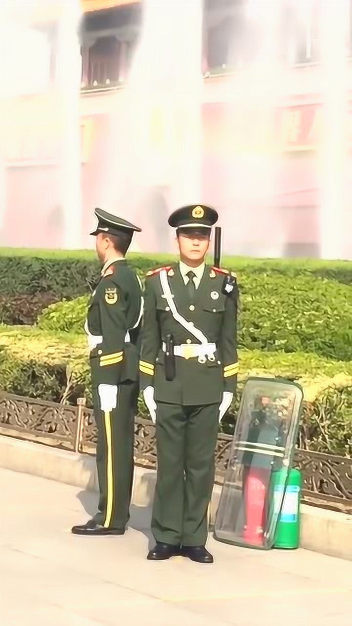 实拍解放军天安门前站岗,眼神始终凝视着四周!