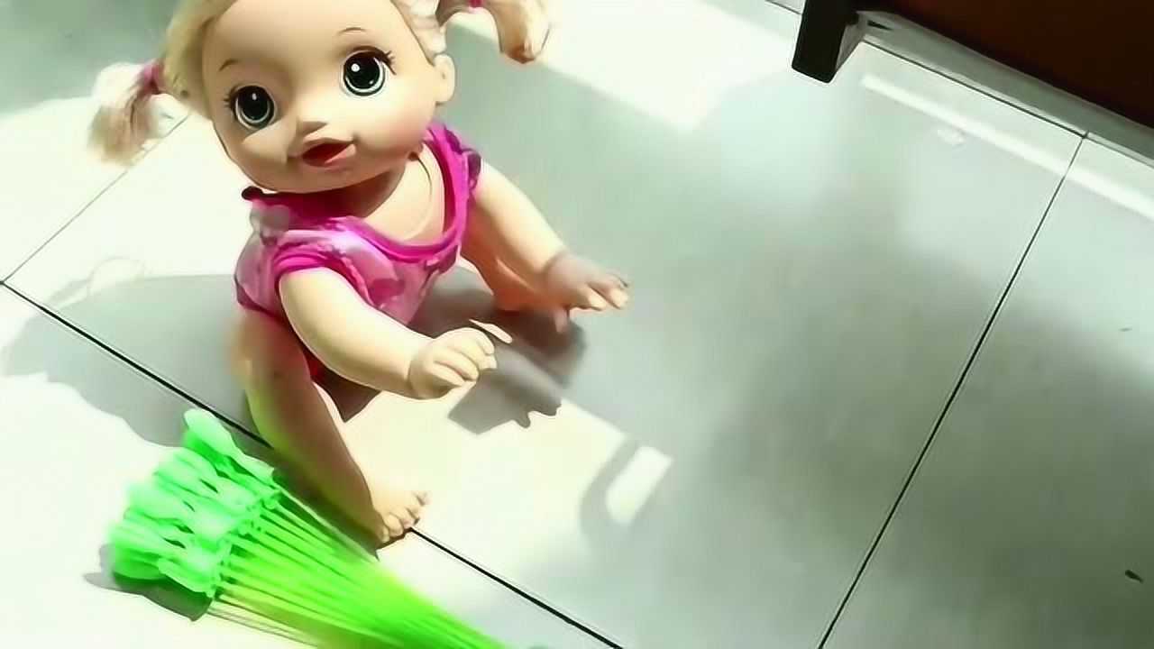 《小伶玩具》优优的人鱼公主变身记!一起来玩疯狂的水气球吧!