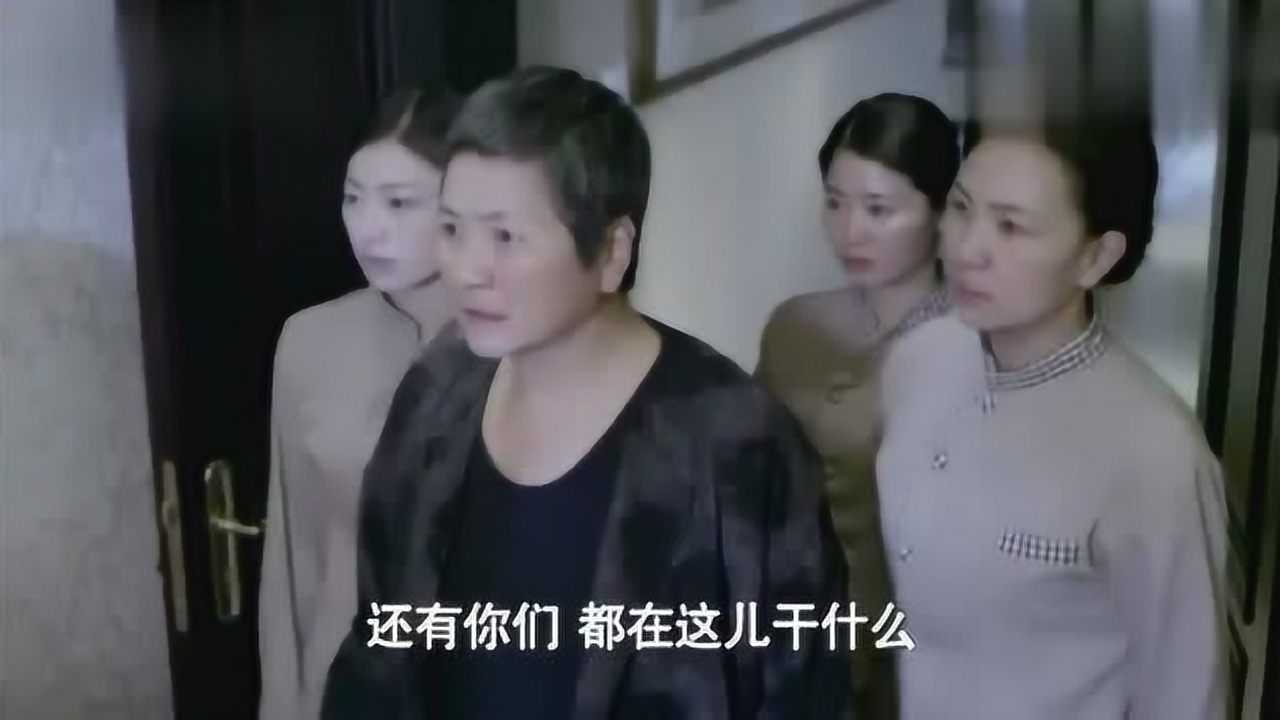 父亲与继母温存小姐姐直接把继母拽下床这波操作