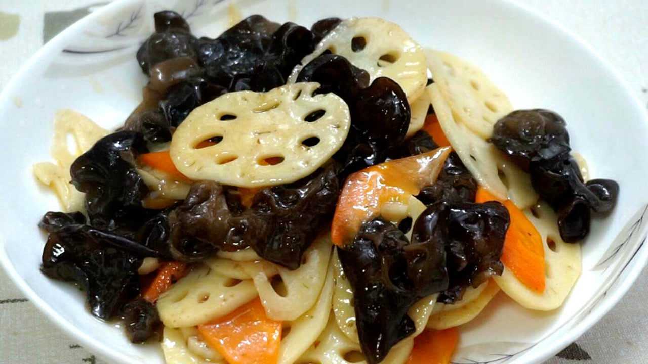 教你木耳炒藕片的家常菜做法黑白分明酸酸甜甜好味道