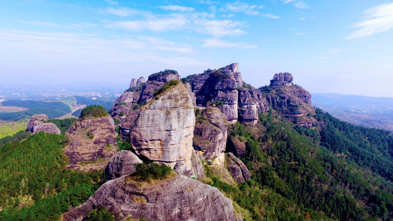 航拍广东七大名山之一龙川霍山风景传说山中怪石有神仙酒流出