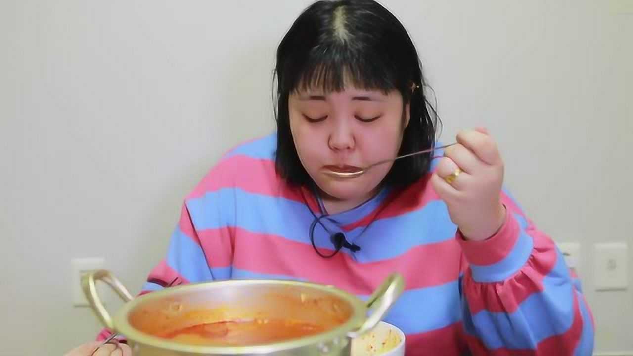 韩国秀彬吃播炖老泡菜汤真是美味啊