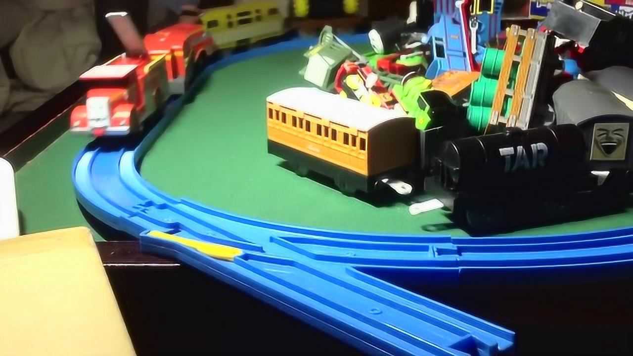 托马斯和朋友们小火车玩具小火车们在轨道行驶脱轨快来玩吧