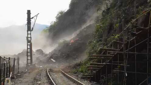 女记者宝成铁路塌方现场报道,突遇山体再次落石滚塌