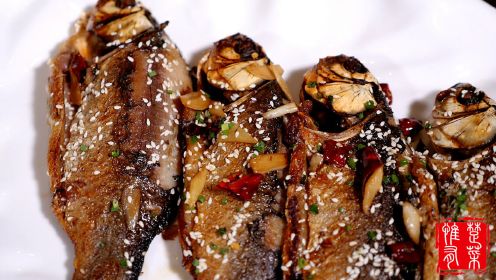 吃鲫鱼就要吃野鲫鱼，那叫一个好吃，楚菜大厨教你做：香煎野鲫鱼！