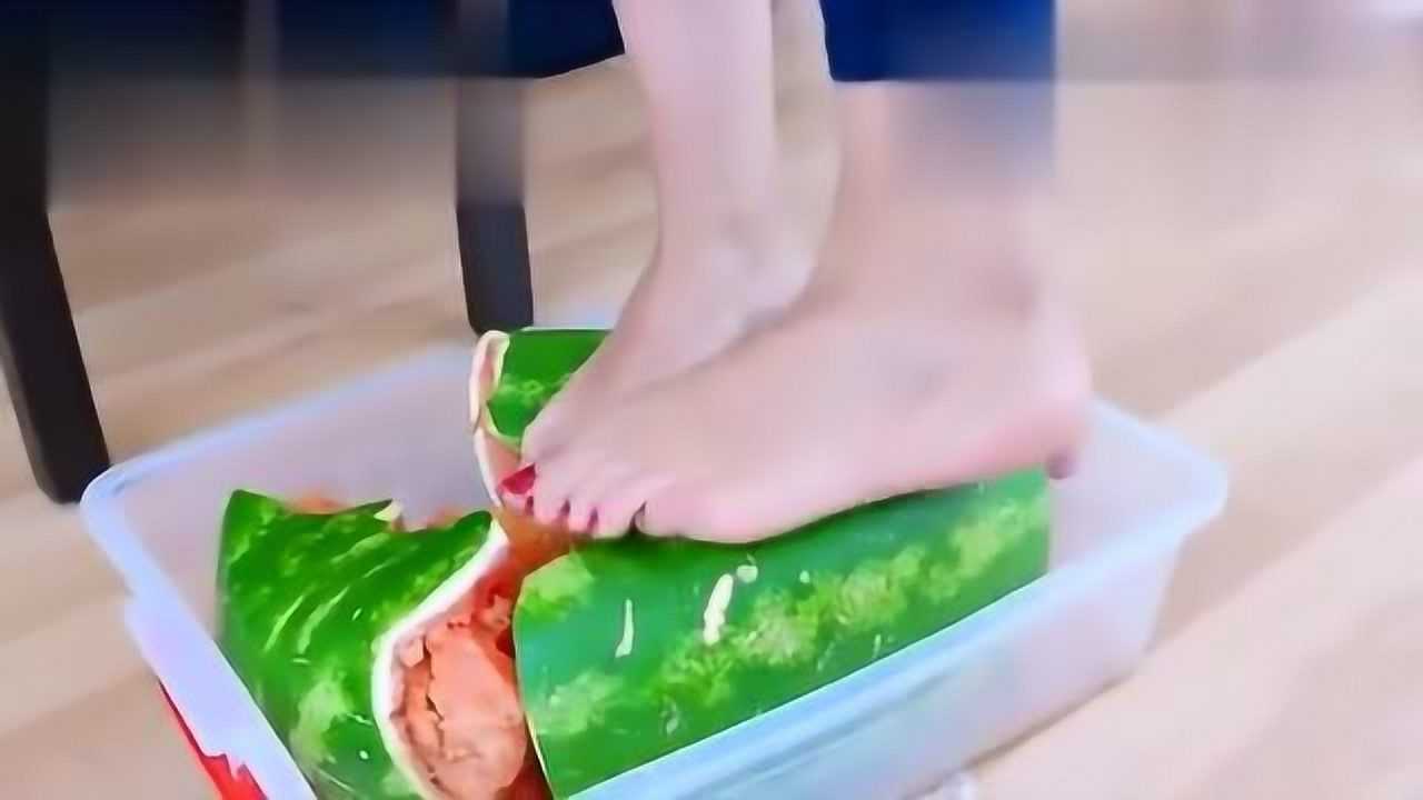 一个西瓜能承受多少斤的重量,妹子试验用脚踩西瓜啦!