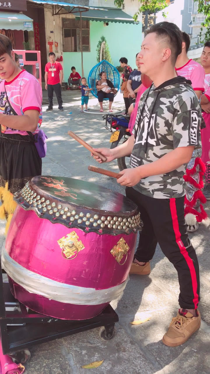 广东省顺德市非遗文化一一舞狮子的乐队在敲锣打鼓