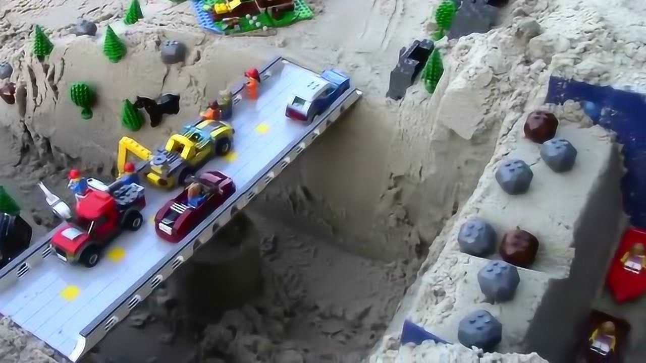 《乐高城市》高速公路遭遇泥石流冲击,消防员哥哥来帮助大家!