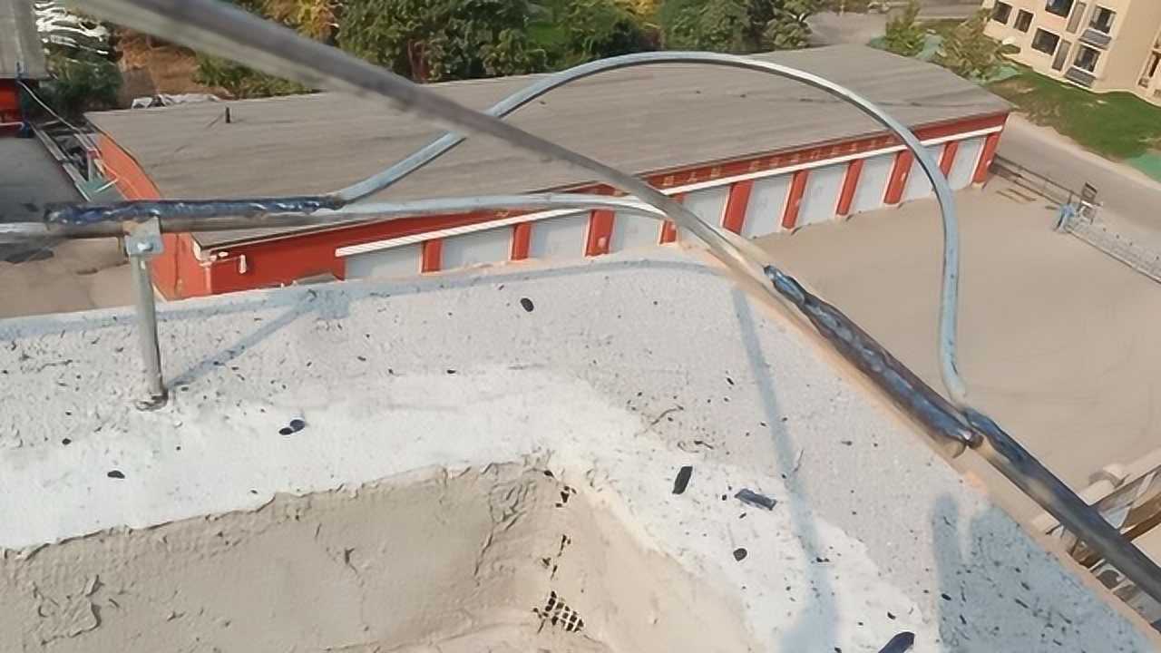 老电工竟然是这样做屋顶避雷的尤其是外角欧姆弯是亮点给力