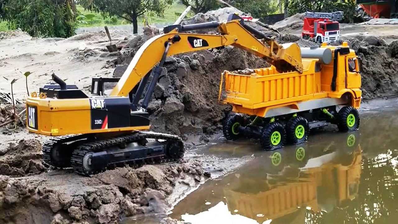 玩具挖掘机长途跋涉前往工地大卡车超载陷入泥潭儿童玩具车