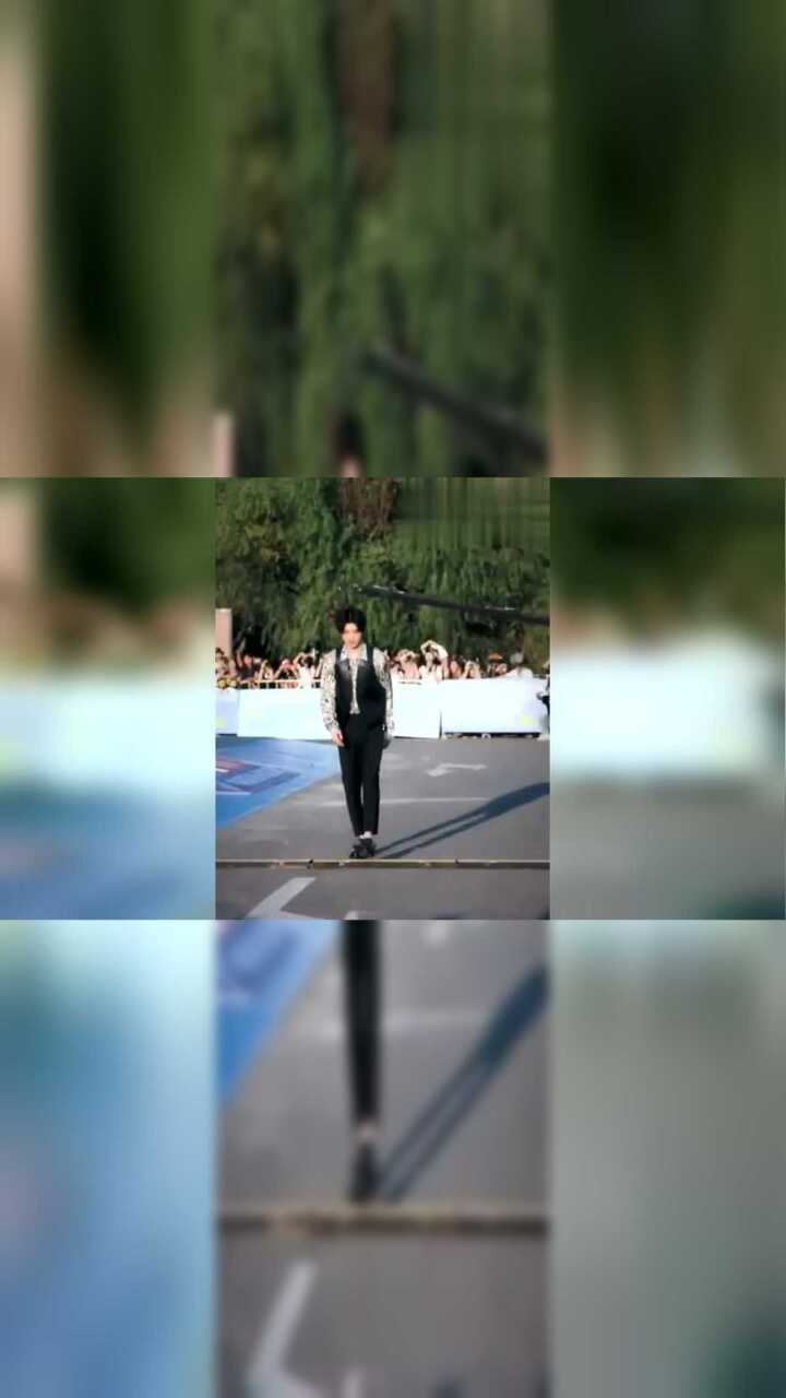 蔡徐坤双手合十向粉丝鞠躬致谢,粉丝:一切尽在不言中