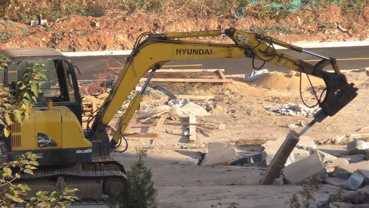 钻地机破碎机工程车 工地作业表演视频_腾讯视频