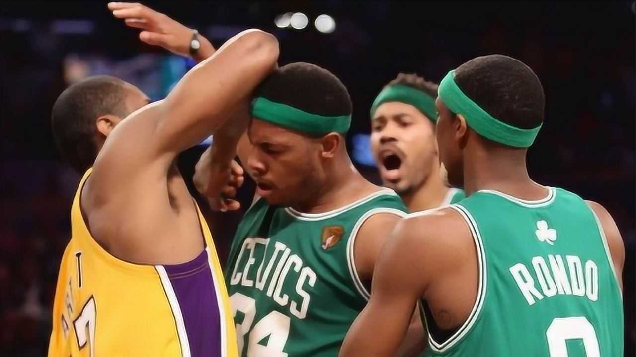 阿泰和皮尔斯互喷,暴力又血腥的场面,让二人演绎的滑稽又好笑