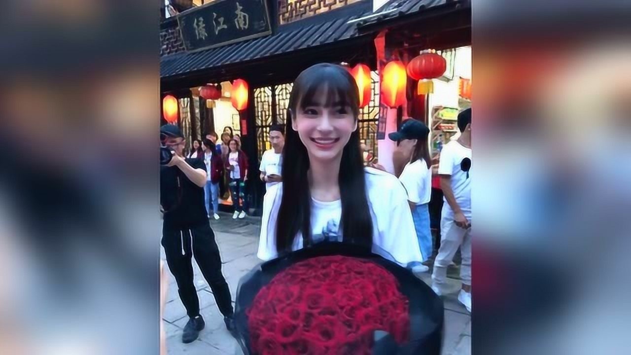 baby获粉丝探班路透照曝光手捧99朵玫瑰笑靥如花